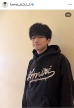 ゆるっとパーカーの高橋文哉、ラフな私服姿にファンもん絶！「私服可愛すぎる」「かっけぇ」「癒された〜」