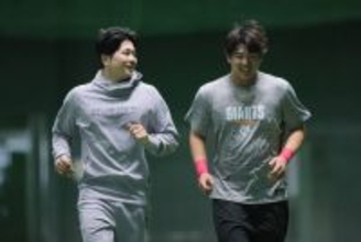 【巨人】休日にも訪れていたファンへサービス　泉口友汰が練習後にサイン