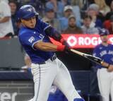 「岡本和真、ドジャースの最強守護神と初対戦で空振り三振　山本由伸との「侍対決」は３打数１安打」の画像1