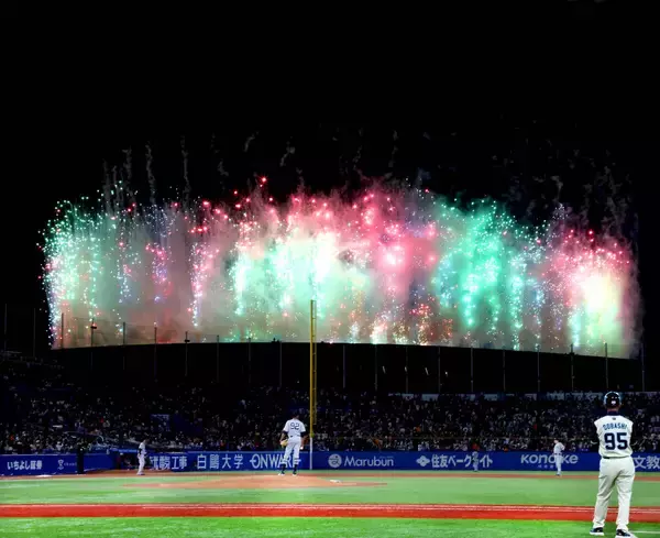 ヤクルト－巨人戦で２日連続ミセスの花火　２度試合中断　神宮隣接のＭＵＦＧ国立でライブ中の豪華演出　池山監督は「ちょっとタイミング悪いな…」