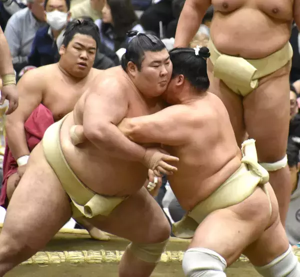 小結・熱海富士、稽古の合間に取組映像を確認　楯山親方「課題を直そうとする気持ちもあるし、稽古も頑張っている」