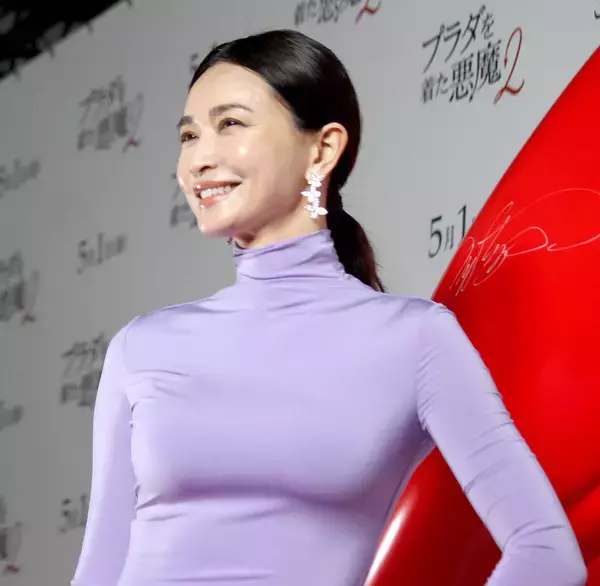 長谷川京子、藤色ドレスのこだわりは「普段あえて選ばないような服を」　２０年前の映画を中学生娘と鑑賞