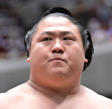 若隆景が３敗対決を制し、優勝争いに踏みとどまる　琴栄峰を退け千秋楽に２度目の賜杯に望みつなぐ