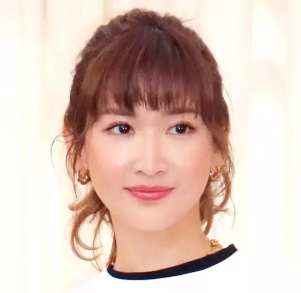 長男はモデル　紗栄子のクリスマスショットに反響「ステキな息子さん」「そっくり」ロン毛でワイルド