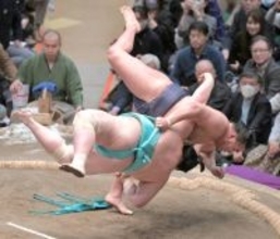 豊昇龍が豪快な上手投げで琴桜を裏返し！「綱の意地」を見せつけた勝利に「すごかったなぁ」「かっこよかった」の声