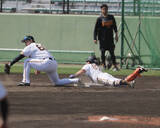 「【巨人】ライブＢＰで執念のヘッスラ内野安打　育成５位・知念大成が沖縄凱旋初打席で必死アピール」の画像1