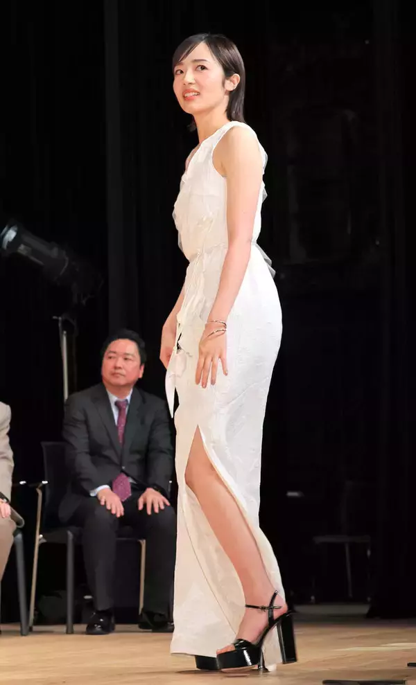助演女優賞の森田望智、純白ドレスで観客の視線くぎ付け「ずっとあこがれの賞だったのでうれしいです」…ブルーリボン賞授賞式