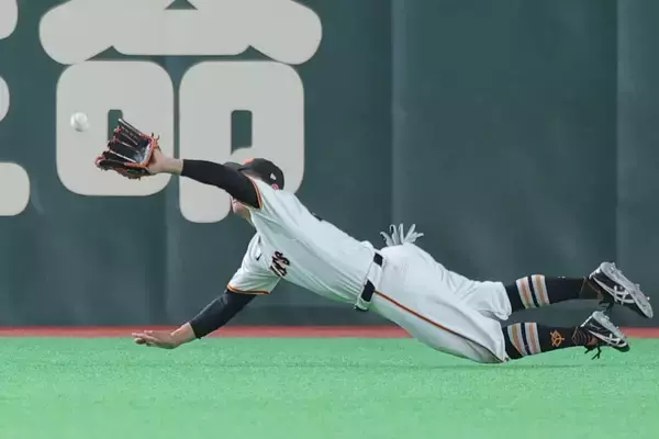 【巨人】佐々木俊輔が好守で井上温大を救った！２戦連続センターで先発