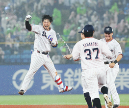 【ヤクルト】雨中の激闘を制して今季４度目のサヨナラ勝ち　９回古賀が自身初！決めた！　４日連続中止から５日ぶりの試合で歓喜