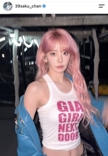 ルセラ・宮脇咲良、へそチラ美腹筋＆メンバーとのステージ裏ショット披露「似合ってる可愛い」「美しい」
