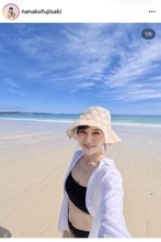 「ひとり旅万歳」４８歳美人女優、黒水着ショットが「なんて素敵」「おキレイです」藤崎奈々子に反響