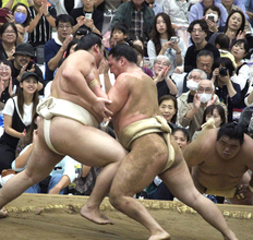 寿之富士、横綱・大の里にぶつかり稽古で胸を借りる　初参加の巡業は「いつもと違うメンバーと相撲を取れるのは楽しい」