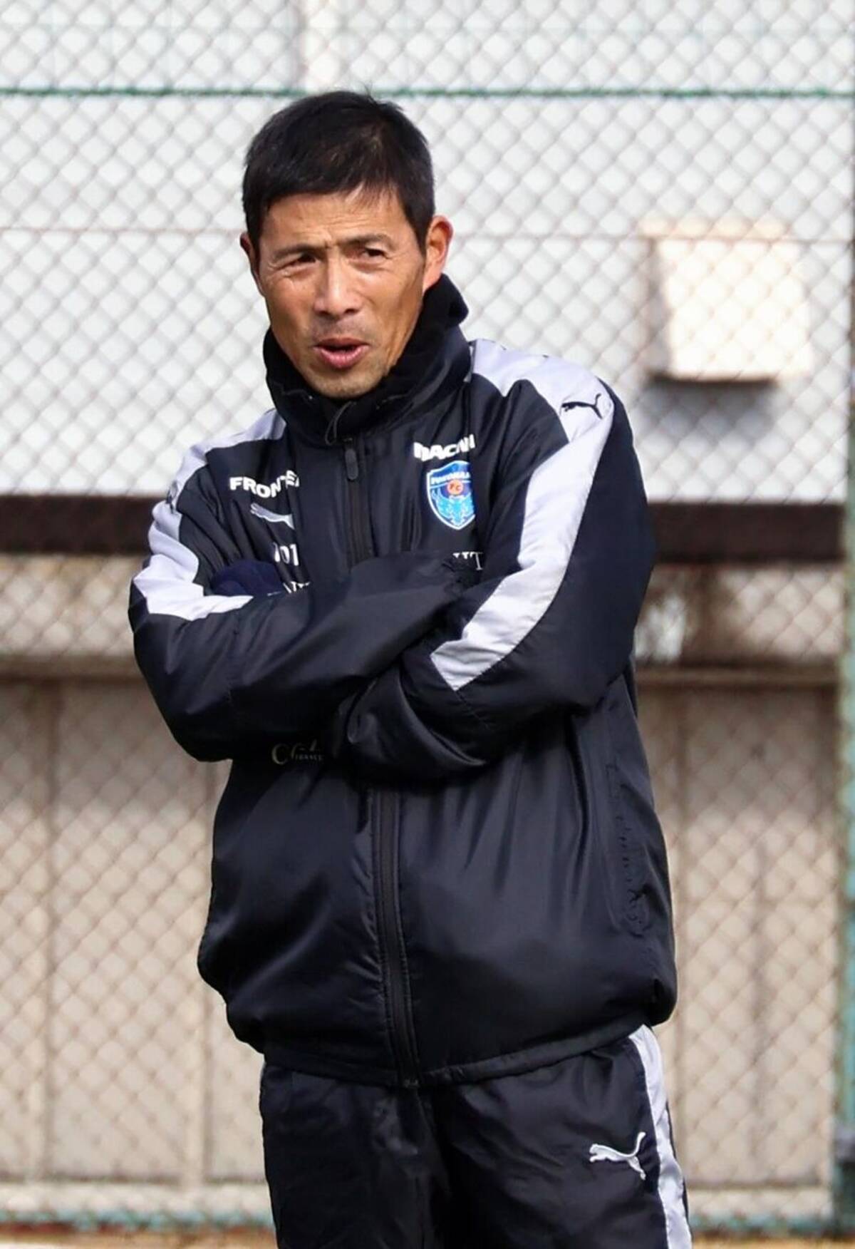 横浜FC ウィンドブレーカー 黒 振り乱し