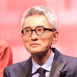 「松重豊「うめぇなぁー」学生服姿で福島名物をパクリ！ファン魅了「青春やねぇ」「買い食い」「制服が似合う」」の画像1