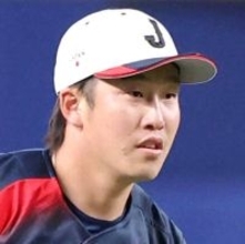 広島・小園海斗がカブス・鈴木誠也と侍ベンチで談笑　同じ背番号「５１」を背負った先輩と５年ぶりの“共闘”