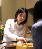 「福間香奈女流王位が先勝　今年タイトル戦５局目の初勝利「ミスもあったけど自分なりに指すことできた」」の画像1