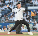 「【ロッテ】「幕張の防波堤」小林雅英氏、現役時代と同じフォーム！強風の中ノーバウンド始球式」の画像1