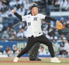 【ロッテ】「幕張の防波堤」小林雅英氏、現役時代と同じフォーム！強風の中ノーバウンド始球式