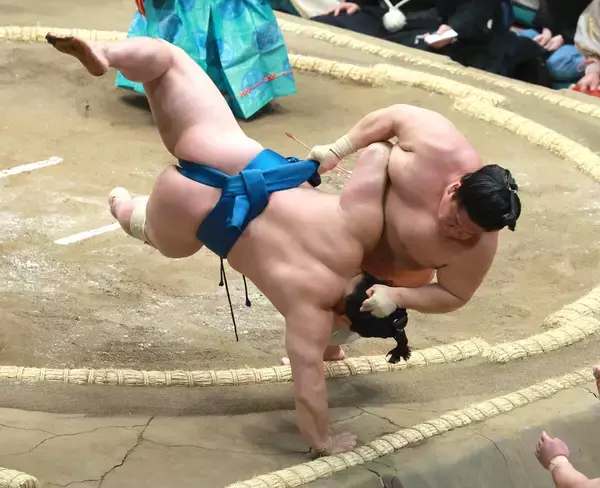 琴栄峰が初黒星　平幕の全勝消える　宇良に敗れる