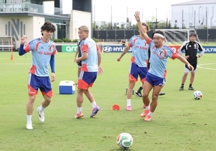 【Ｗ杯】左膝負傷の久保建英に長友佑都のゴッドハンド？「彼の膝をスリスリ」「だいぶ早まると思う。パワーを送りました」
