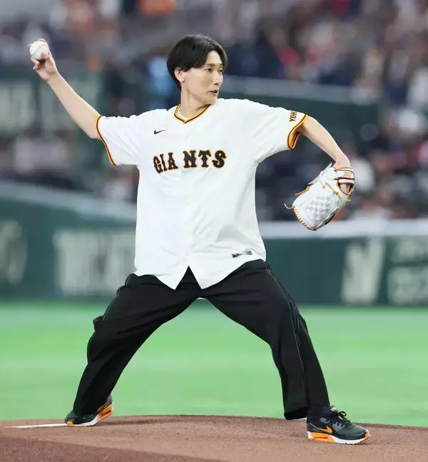 【巨人】純烈が試合前の東京Ｄグラウンドで熱唱　始球式でＧ党の後上翔太がストライク投球「青春」テーマ