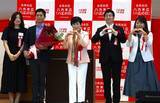 「王さんの出身地・墨田区八広「令和八年八月八日」記念式典で新婚カップルに花束！落語家・古今亭圓菊が司会、小池百合子都知事らが 出席」の画像1