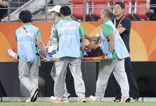 【Ｕ２１】日韓頂上決戦でＦＷンワディケが無念の負傷退場…前半２８分に担架で運ばれ交代　アジア大会決勝