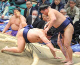 「新入幕同士の対戦は、朝白龍が羽出山に勝利　「お客さんがたくさんいて、緊張しました」」の画像1