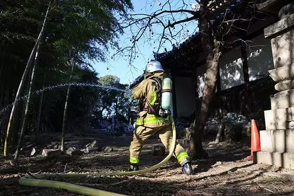 １月２６日の「文化財防災デー」を前に大阪・高槻市の慶瑞寺で消防訓練実施