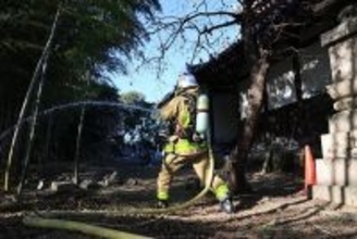 １月２６日の「文化財防災デー」を前に大阪・高槻市の慶瑞寺で消防訓練実施