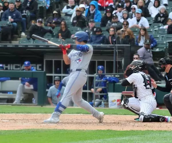 「岡本和真が４打席連続三振　９回の勝ち越し機で空振り三振…中前安打で本拠地デビューの村上宗隆と初対戦」の画像