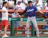 「大谷翔平と菊池雄星が談笑＆ガッチリ握手　ＷＢＣ以来の再会　花巻東高先輩に帽子を取ってあいさつ、約１０分間の野球談義も」の画像1