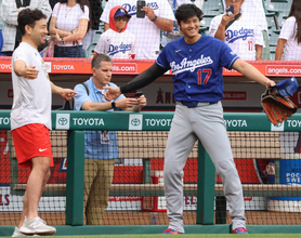 大谷翔平と菊池雄星が談笑＆ガッチリ握手　ＷＢＣ以来の再会　花巻東高先輩に帽子を取ってあいさつ、約１０分間の野球談義も