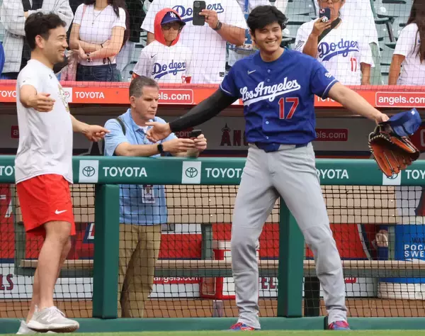 大谷翔平と菊池雄星が談笑＆ガッチリ握手　ＷＢＣ以来の再会　花巻東高先輩に帽子を取ってあいさつ、約１０分間の野球談義も