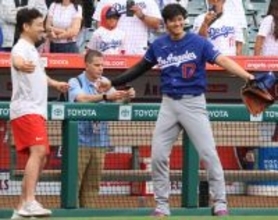 大谷翔平と菊池雄星が談笑＆ガッチリ握手　ＷＢＣ以来の再会　花巻東高先輩に帽子を取ってあいさつ、約１０分間の野球談義も
