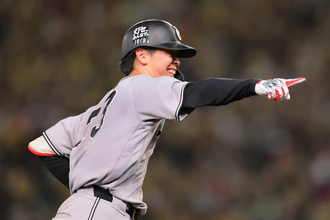 巨人ルーキーの一打が甲子園の歓声を悲鳴に変えた…小浜佑斗１０回プロ１号がＶ弾「まさかスタンドまで行くとは」