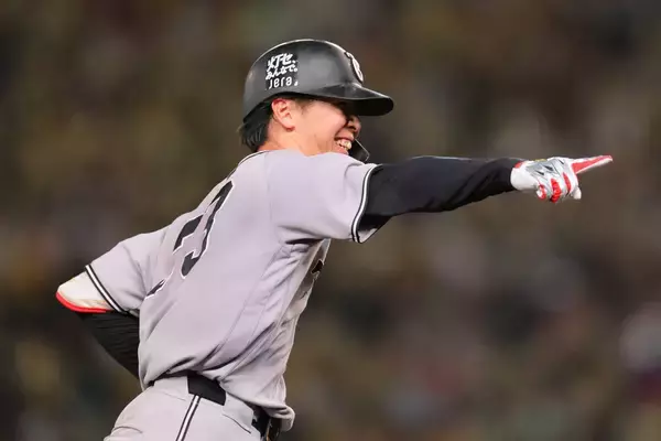 巨人ルーキーの一打が甲子園の歓声を悲鳴に変えた…小浜佑斗１０回プロ１号がＶ弾「まさかスタンドまで行くとは」