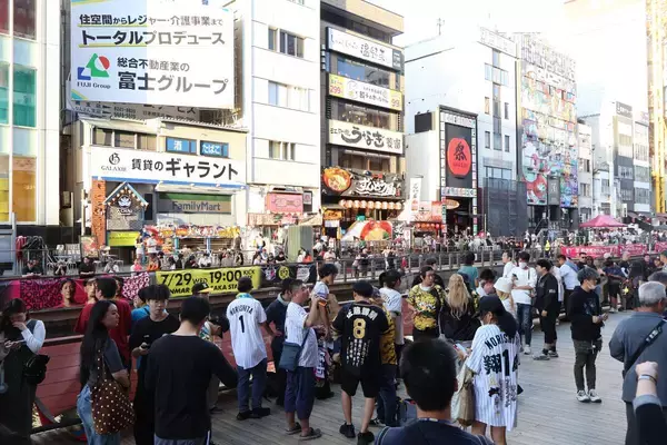 阪神逆転負けに、道頓堀の虎党がため息＆待機「横浜に期待します」３日の優勝決定はナイターの巨人・ＤｅＮＡ戦の結果待ち