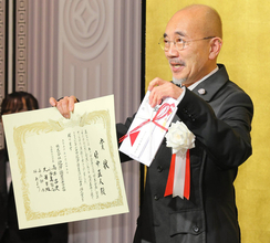 竹中直人、自分に自信持てず役者に「自分じゃない人間になりたくて生きてきた」紀伊國屋演劇賞受賞で俳優人生を回想、美輪明宏は体調不良で欠席