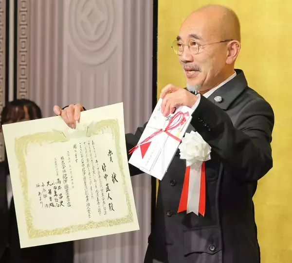 竹中直人、自分に自信持てず役者に「自分じゃない人間になりたくて生きてきた」紀伊國屋演劇賞受賞で俳優人生を回想、美輪明宏は体調不良で欠席