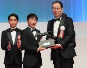 【ＪＲＡ賞授賞式】騎手部門特別賞の横山典弘騎手が壇上で現役への意欲をたぎらせる　「長くこの後もジョッキーを」