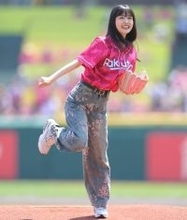 【楽天】 元乃木坂４６の久保史緒里、ノーワインドアップからの美フォームに観客大歓声　通算６回目の始球式「どんどん始球式上手くなってる」」