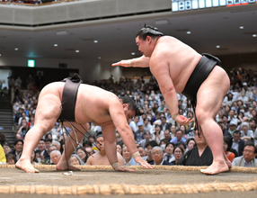 正代が首位の霧島を撃破　元大関の意地　「久しぶりの結びだったんで、気合入れて頑張りました」