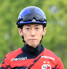 左足負傷の津村明秀騎手、あす３１日のダービー騎乗は「明日の朝判断します」と師匠の鈴木伸調教師　東京７Ｒで落馬