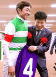 「【安田記念】「豊さんと勝てたということも本当に嬉しい」シックスペンスの田中博康調教師はＪＲＡ芝Ｇ１初勝利」の画像1