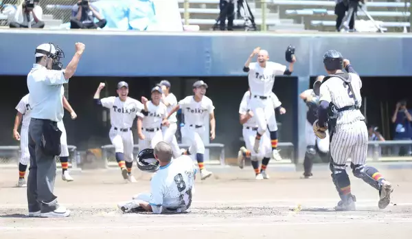 【高校野球】帝京三、現校名最後の夏に初の甲子園王手！Ｖ候補の山梨学院を延長タイブレークで撃破