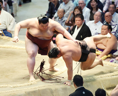 熱海富士が豊昇龍を撃破　３敗を守って首位と１差　「毎日勝つつもりでやっています」　関脇１０勝目で大関昇進の起点に