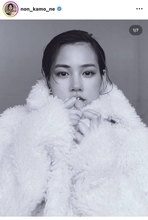 朝ドラヒロイン女優、ファージャケット姿のモノクロショットにくぎ付け！「すっごく綺麗」「秋装い素敵」…のんが公開