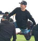 「【楽天】 １１年ぶりに国内復帰の前田健太がキャンプ地で自主練習　１軍キャンプスタート」の画像1