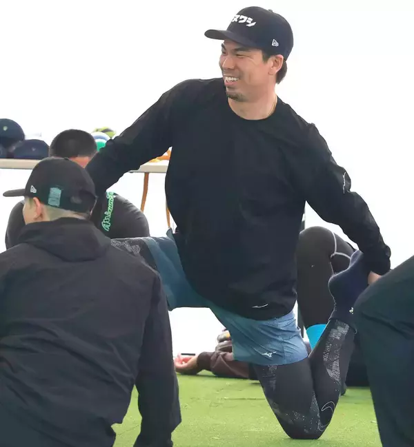 【楽天】 １１年ぶりに国内復帰の前田健太がキャンプ地で自主練習　１軍キャンプスタート